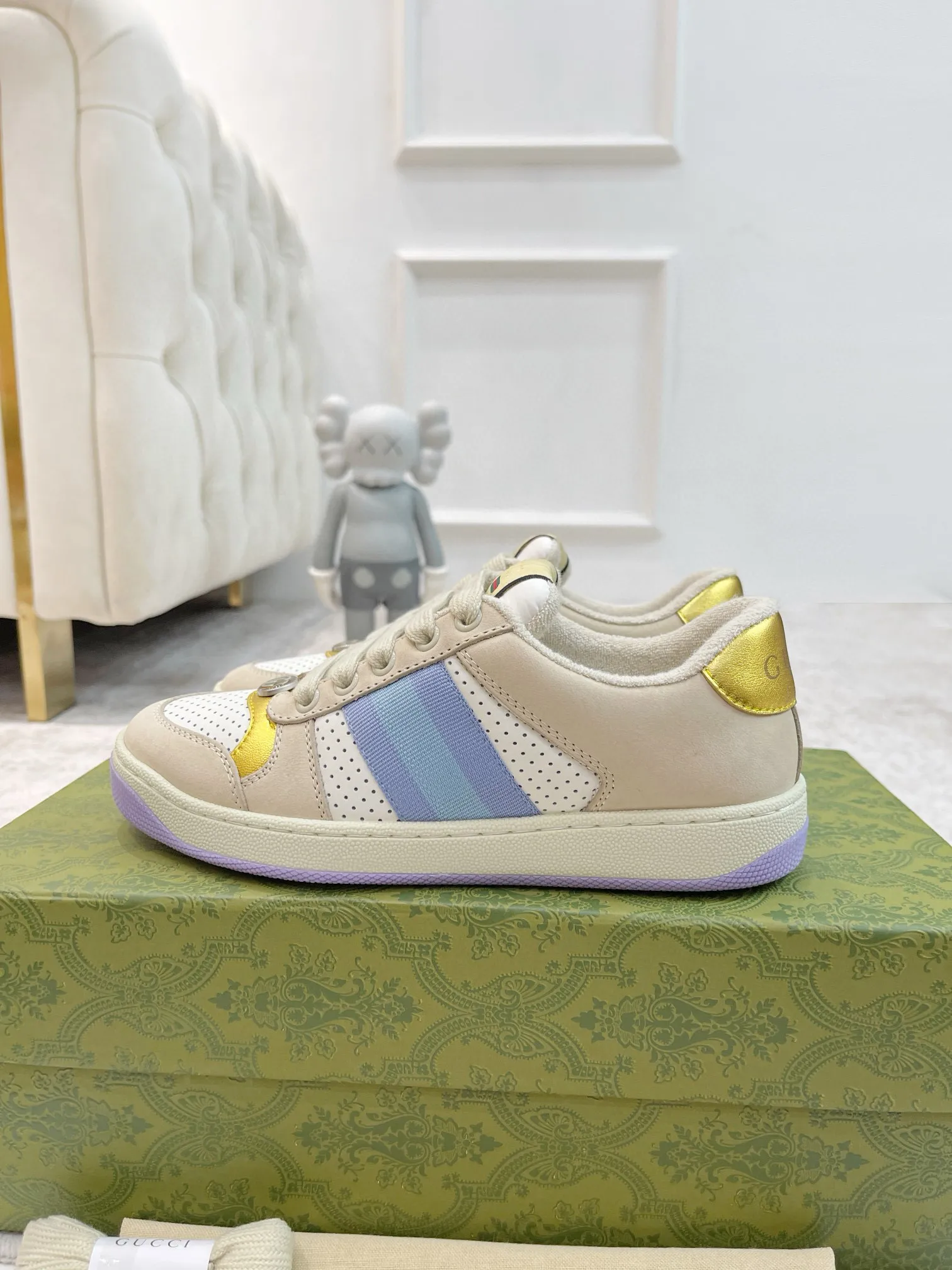 Ex-factory price: 540💰 GUCCI Gucci's newly upgraded back cover lining, top-notch old dirty shoes, classic casual sports shoes for couples, retro sneakers and old G family dirty shoes, updated at the counter simultaneously! ①The shoe upper has the same water-based edge coating process as the original version⚠️The ordinary oil edges on the market have a strong glue feel and are easy to fall off! Grade A first-layer nubuck leather (with pores)/matching computer embroidered double G cloth, high-density terry velvet lining. ② A PVC transparent small round mark sealing line is added to the details of the midsole. The mold is opened six times and the jewelry craftsmanship is used to customize the two-color double G buckle, striving to be the same as the original version. A pair of buttons is more than three times more expensive than ordinary buckles on the market. ③An old two-color washable label, the chip is placed on the outer waist of the right foot, the entire shoe is completely hollowed out with rubber technology, TUP material (rubber to distinguish the market) with the latest green packaging from the counter, 3D printed handbag, and a pair of shoelaces. There is no pressure when entering and exiting the counter. You can buy a 1:1 accurate replica of the original version and modify and upgrade it repeatedly. The details are perfectly restored, the materials are all customized, and they are truly top-notch. Please look at the details clearly to identify the quality. Upper: First-layer frosted cowhide/embroidered double G cloth. Lining: original high-density velvet lining. Foot pads: original pearlescent sheepskin. Outsole: private molded vacuum TPU material. Packaging: original top-grade full set packaging at the counter. Shoe size: women's size 35-40, men's size 39-44 (men's size 38, 45🉑️customized, non-returnable)